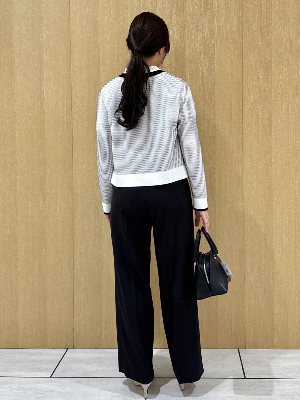 ブラック系のその他パンツ、ホワイト系のシャツ/ブラウス、ホワイト系のカーディガン/ボレロを着用したレディースの春コーディネートの3枚目の写真