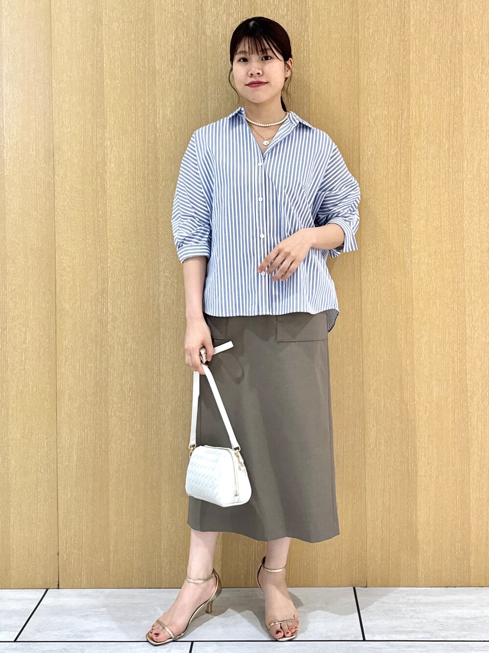ブルー系のシャツ/ブラウス、グリーン系のスカートを着用したレディースの夏コーディネートの9枚目の写真