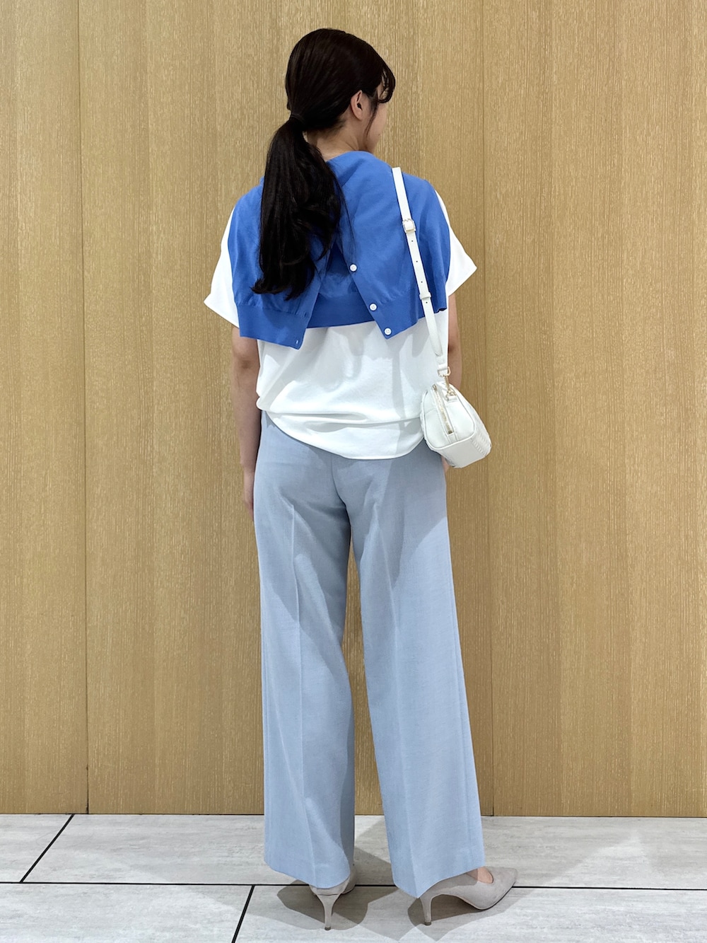 ブルー系のその他パンツ、ホワイト系のシャツ/ブラウス、ブルー系のカーディガン/ボレロを着用したレディースの春コーディネートの3枚目の写真