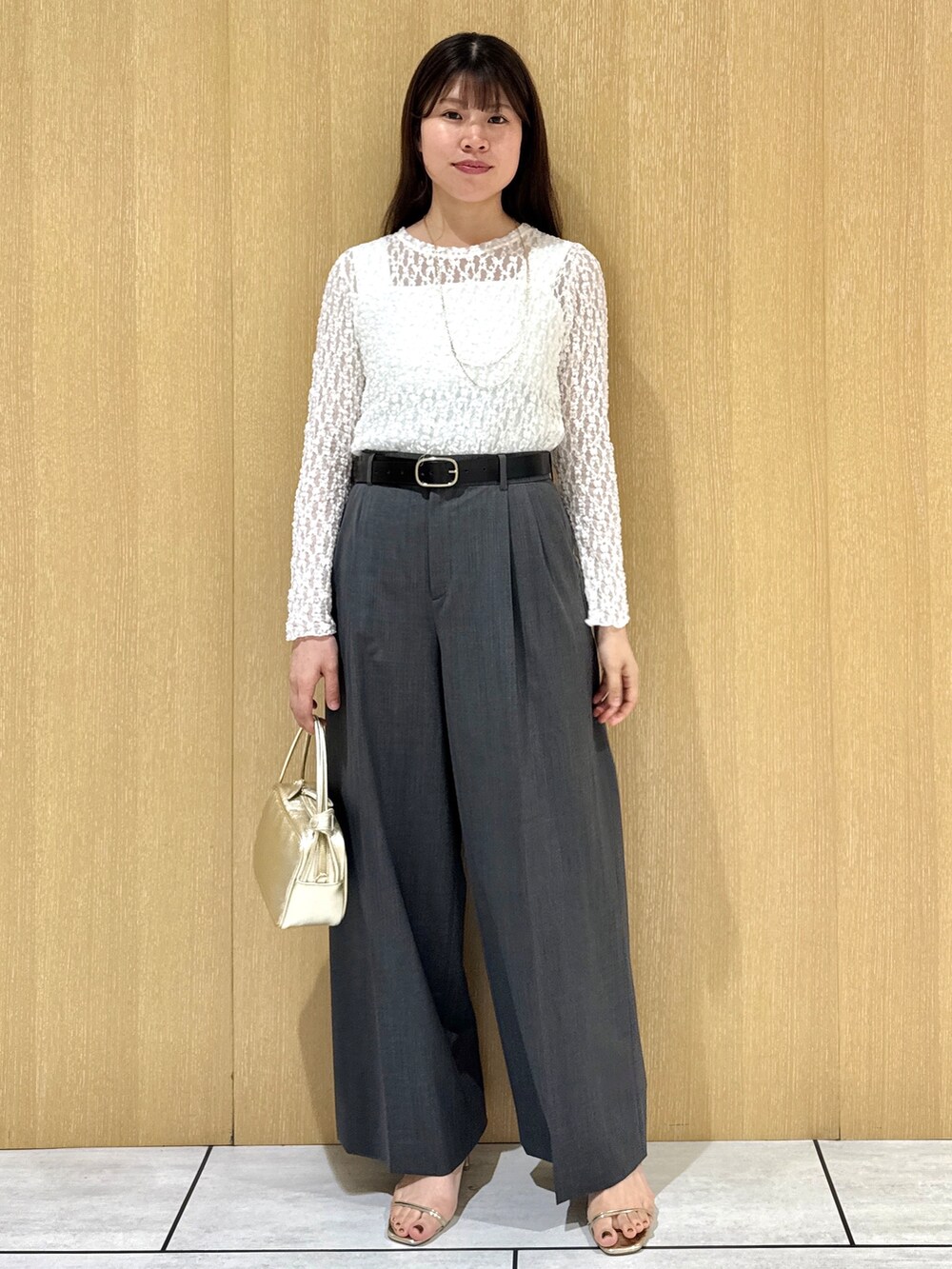 ホワイト系のTシャツ/カットソー、ホワイト系のタンクトップ、グレー系のその他パンツを着用したレディースの秋コーディネートの8枚目の写真