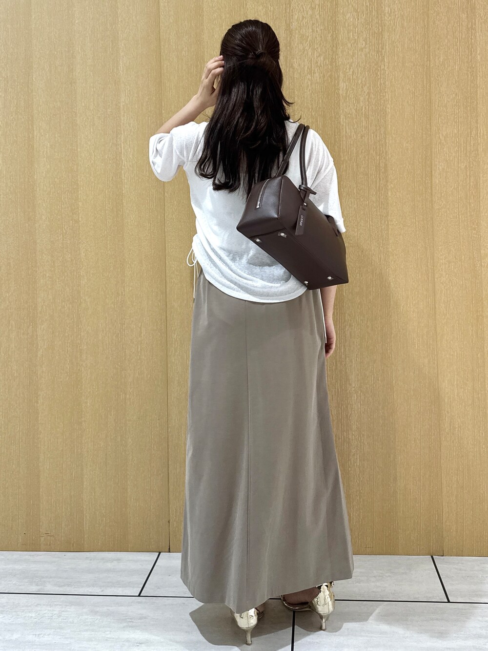 ホワイト系のTシャツ/カットソー、ホワイト系のタンクトップ、グリーン系のスカートを着用したレディースの夏コーディネートの4枚目の写真