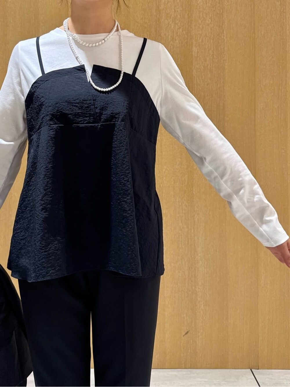 ブラック系のTシャツ/カットソー、ブラック系のその他パンツ、グレー系のテーラードジャケットを着用したレディースの冬コーディネートの5枚目の写真