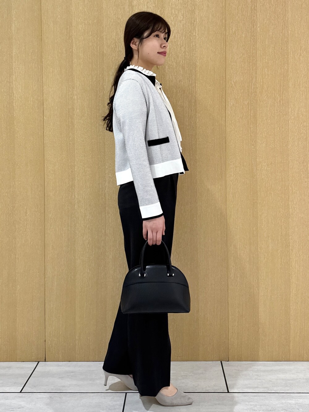 ブラック系のその他パンツ、ホワイト系のシャツ/ブラウス、ホワイト系のカーディガン/ボレロを着用したレディースの春コーディネートの4枚目の写真
