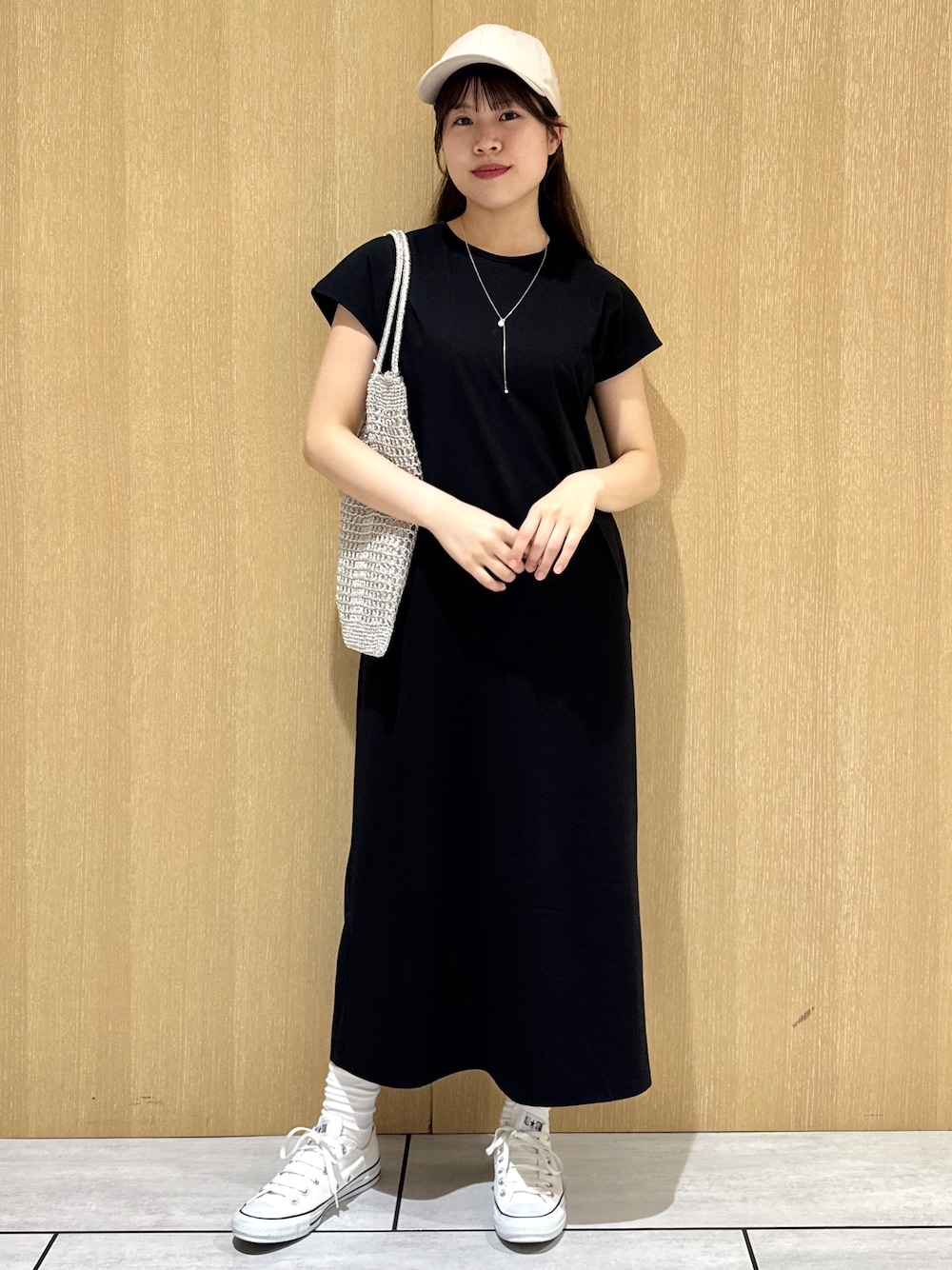 ブラック系のワンピース、ベージュ系のノーカラージャケットを着用したレディースの夏コーディネートの5枚目の写真