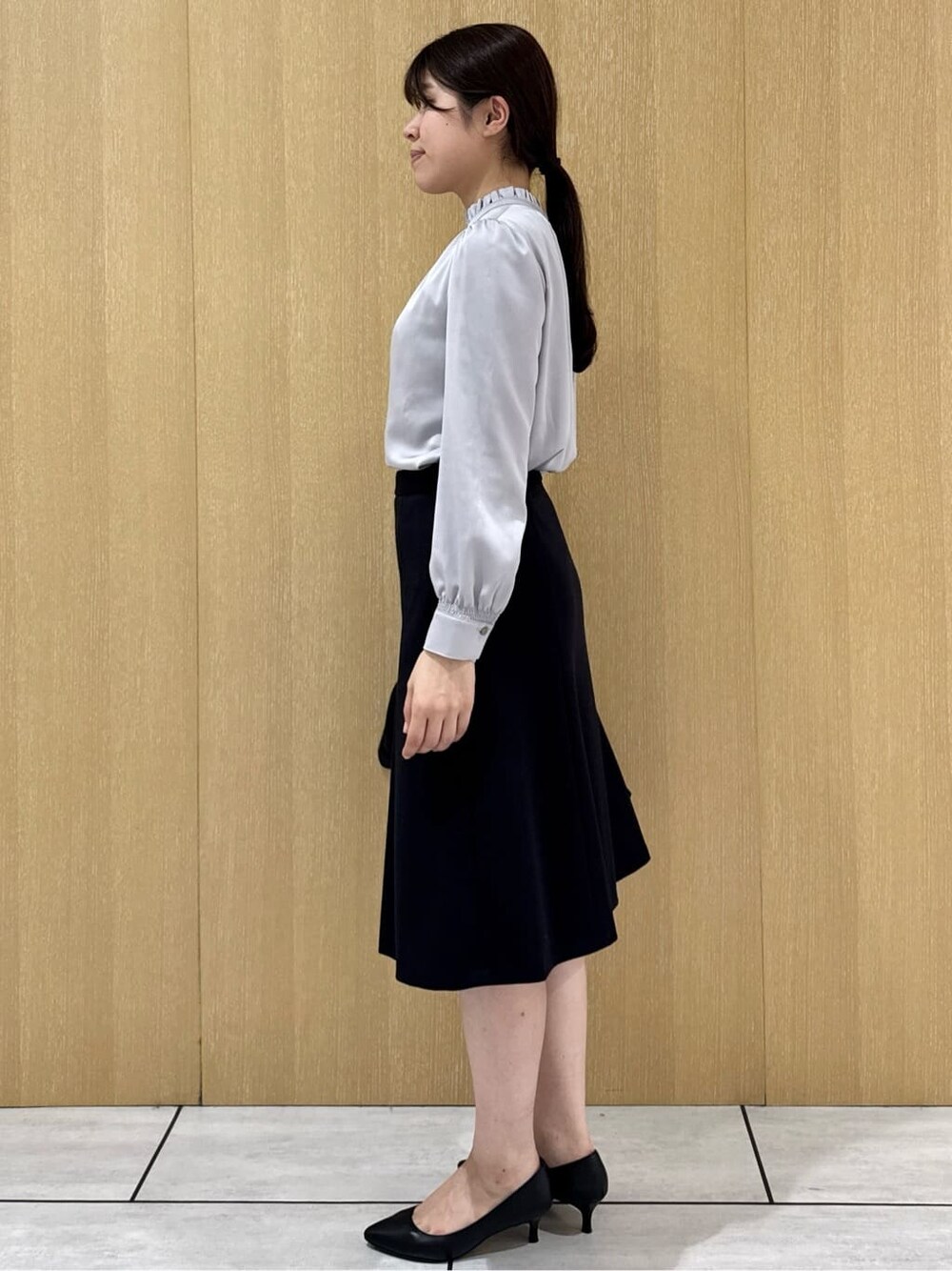 グレー系のシャツ/ブラウス、ブルー系のノーカラージャケット、ブルー系のスカートを着用したレディースの冬コーディネートの2枚目の写真