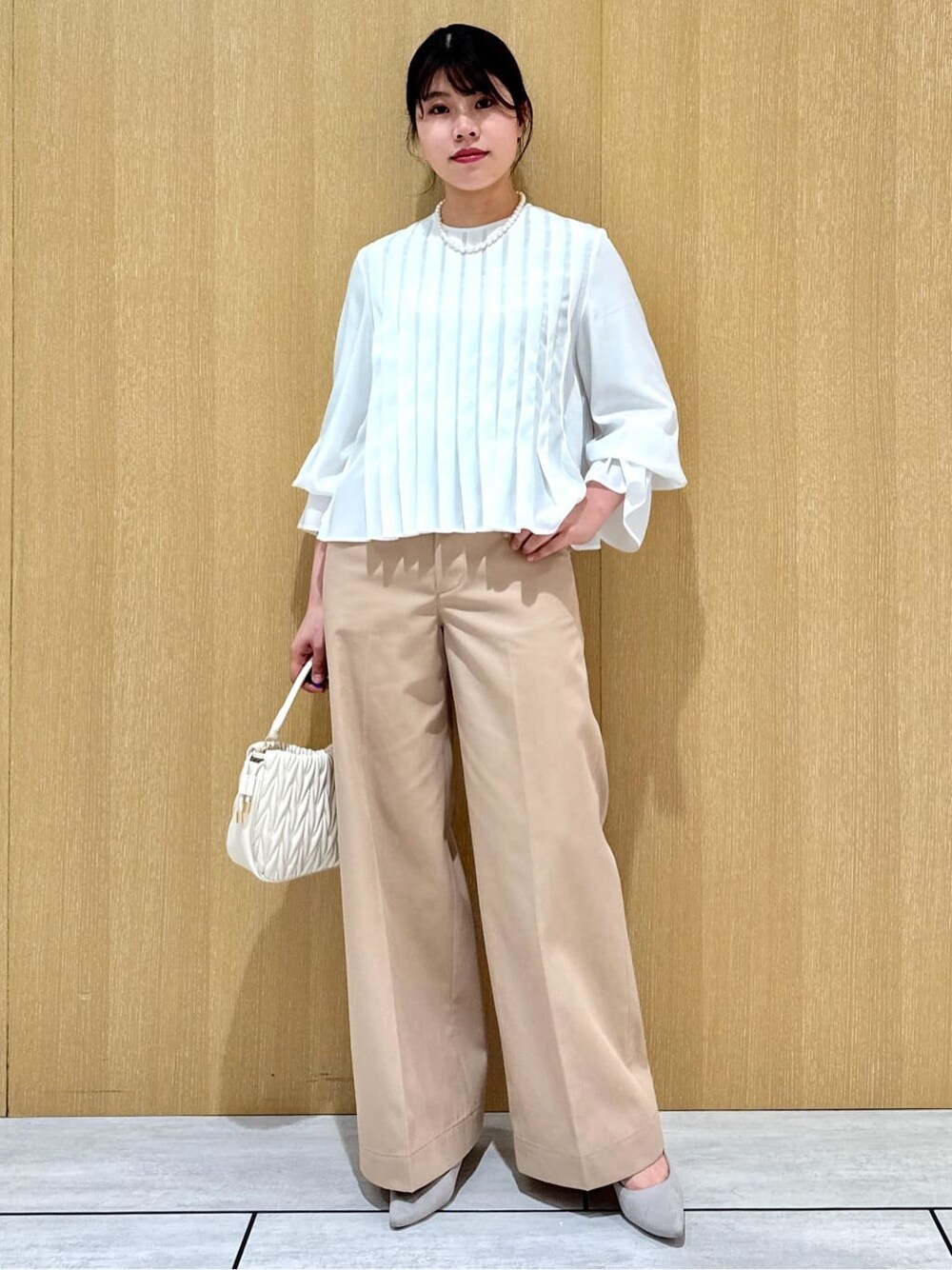 ホワイト系のシャツ/ブラウス、ベージュ系のその他パンツを着用したレディースの春コーディネートの9枚目の写真