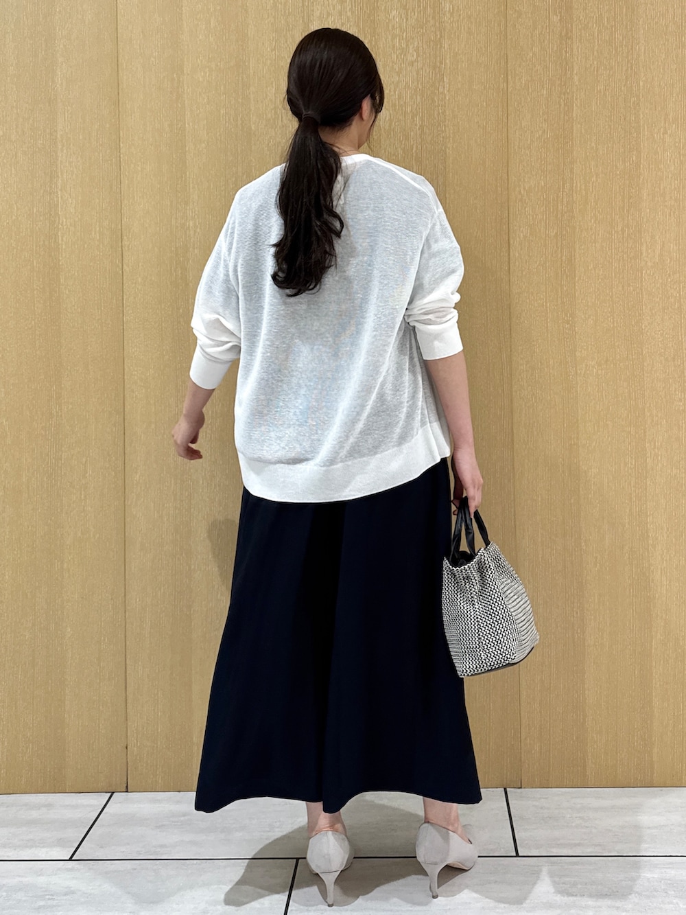 ホワイト系のカーディガン/ボレロ、ブルー系のシャツ/ブラウス、ブルー系のその他パンツを着用したレディースの夏コーディネートの6枚目の写真