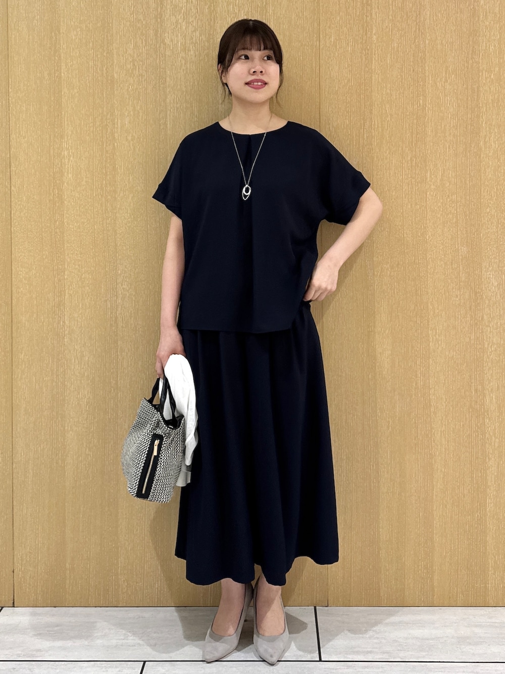 ホワイト系のカーディガン/ボレロ、ブルー系のシャツ/ブラウス、ブルー系のその他パンツを着用したレディースの夏コーディネートの10枚目の写真