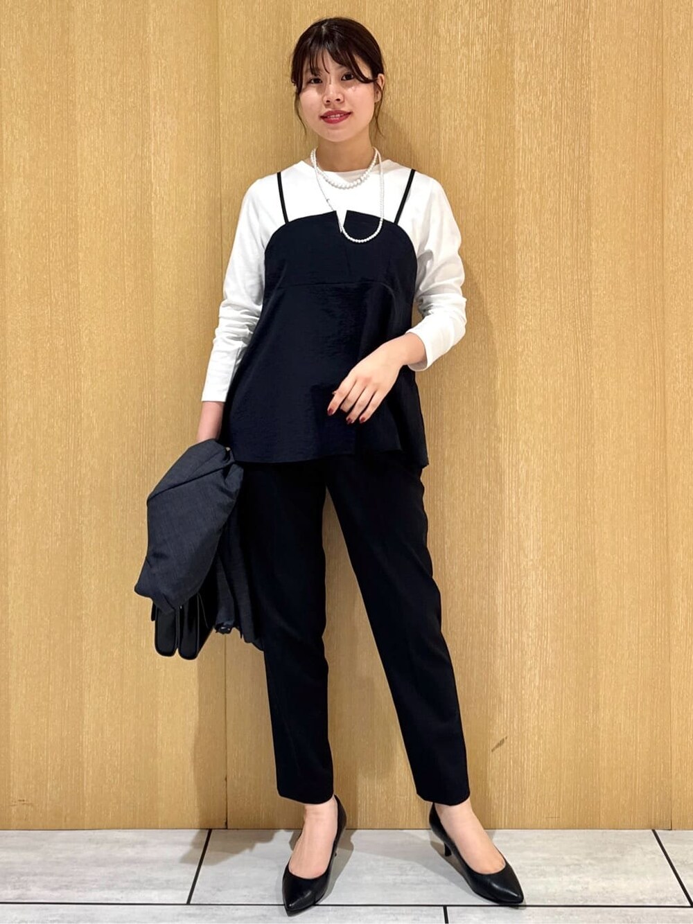 ブラック系のTシャツ/カットソー、ブラック系のその他パンツ、グレー系のテーラードジャケットを着用したレディースの冬コーディネートの2枚目の写真