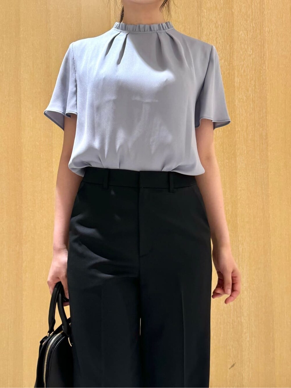 ブラック系のその他パンツ、ブラック系のパンプスを着用したレディースの夏コーディネートの7枚目の写真