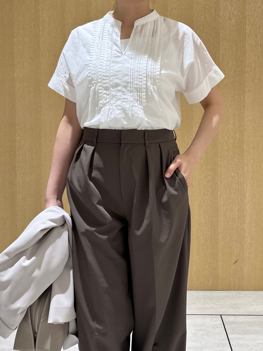 ベージュ系のテーラードジャケット、ブルー系のその他パンツ、グリーン系のその他パンツを着用したレディースの春コーディネートの4枚目の写真