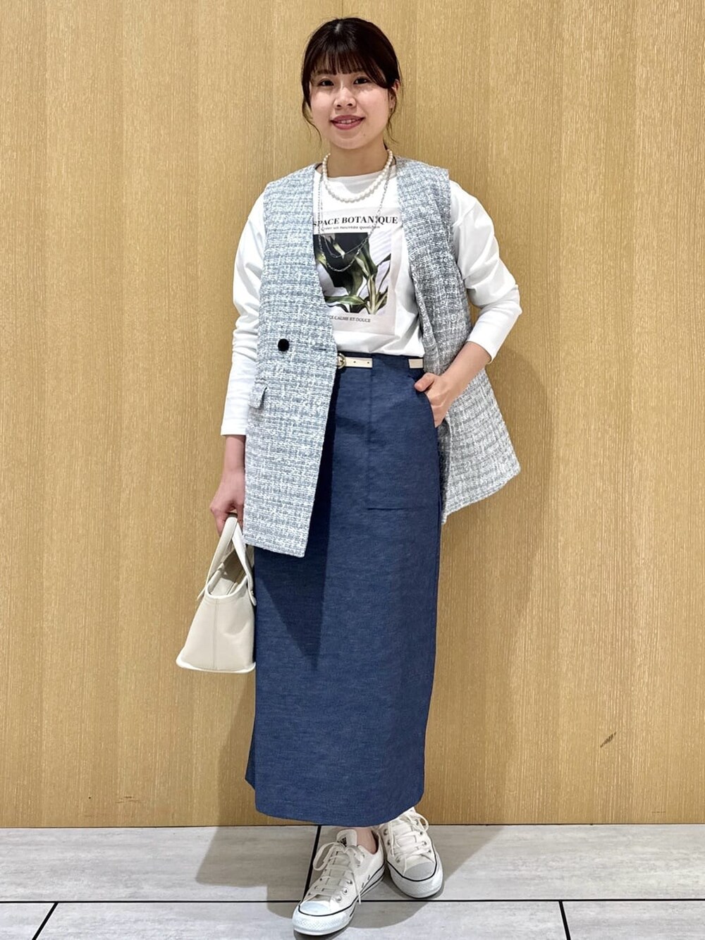 グレー系のブルゾン、ホワイト系のTシャツ/カットソー、ブルー系のスカートを着用したレディースの春コーディネートの9枚目の写真