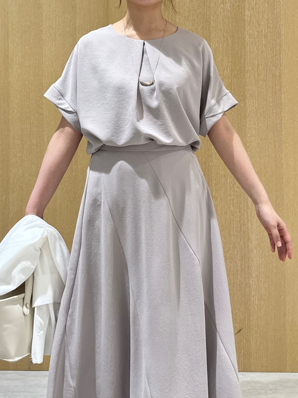 ベージュ系のシャツ/ブラウス、ホワイト系のカーディガン/ボレロを着用したレディースの秋コーディネートの5枚目の写真