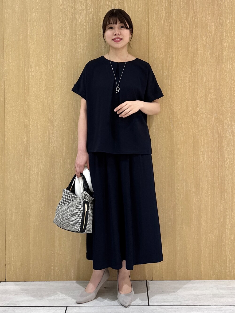ホワイト系のカーディガン/ボレロ、ブルー系のシャツ/ブラウス、ブルー系のその他パンツを着用したレディースの夏コーディネートの9枚目の写真