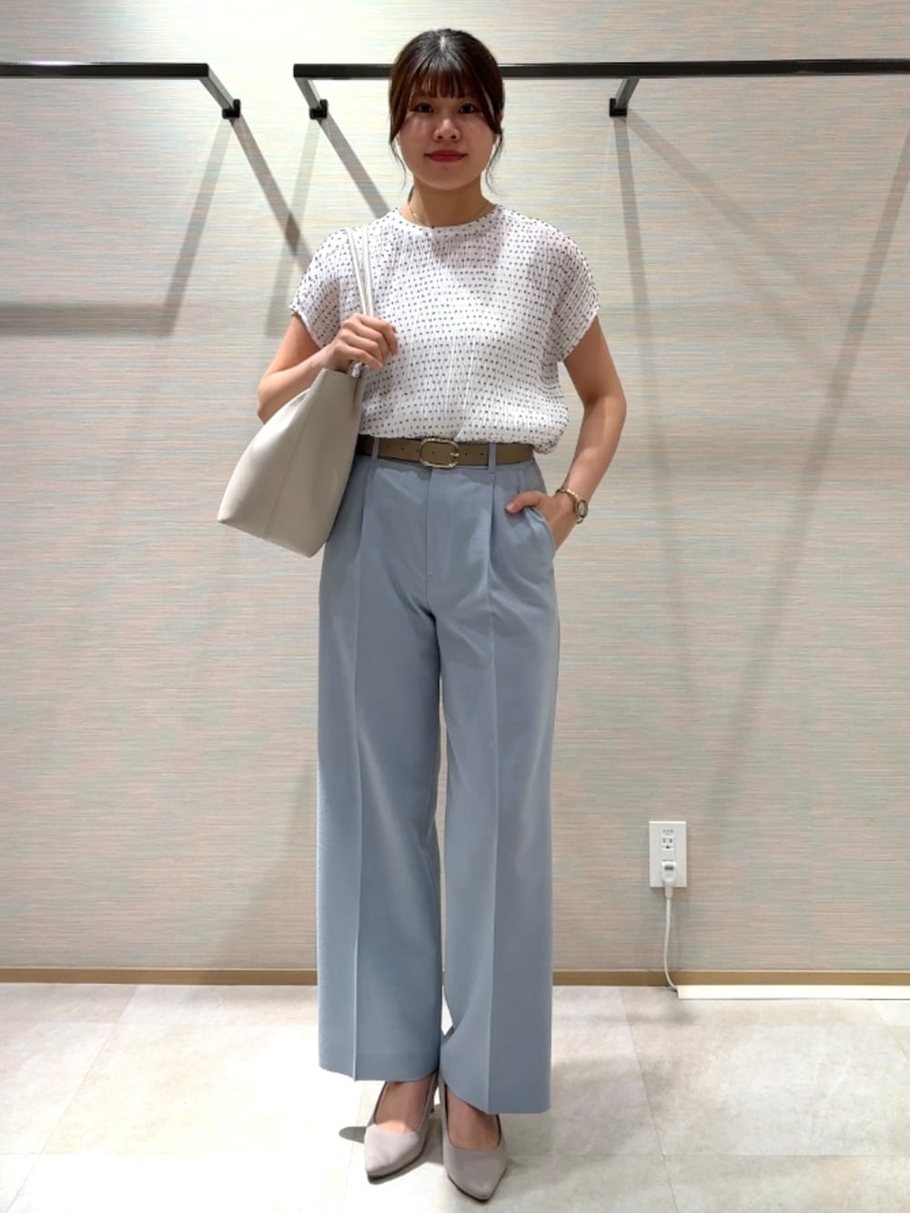 ホワイト系のシャツ/ブラウス、ブルー系のその他パンツ、ホワイト系のタンクトップを着用したレディースの夏コーディネートの8枚目の写真
