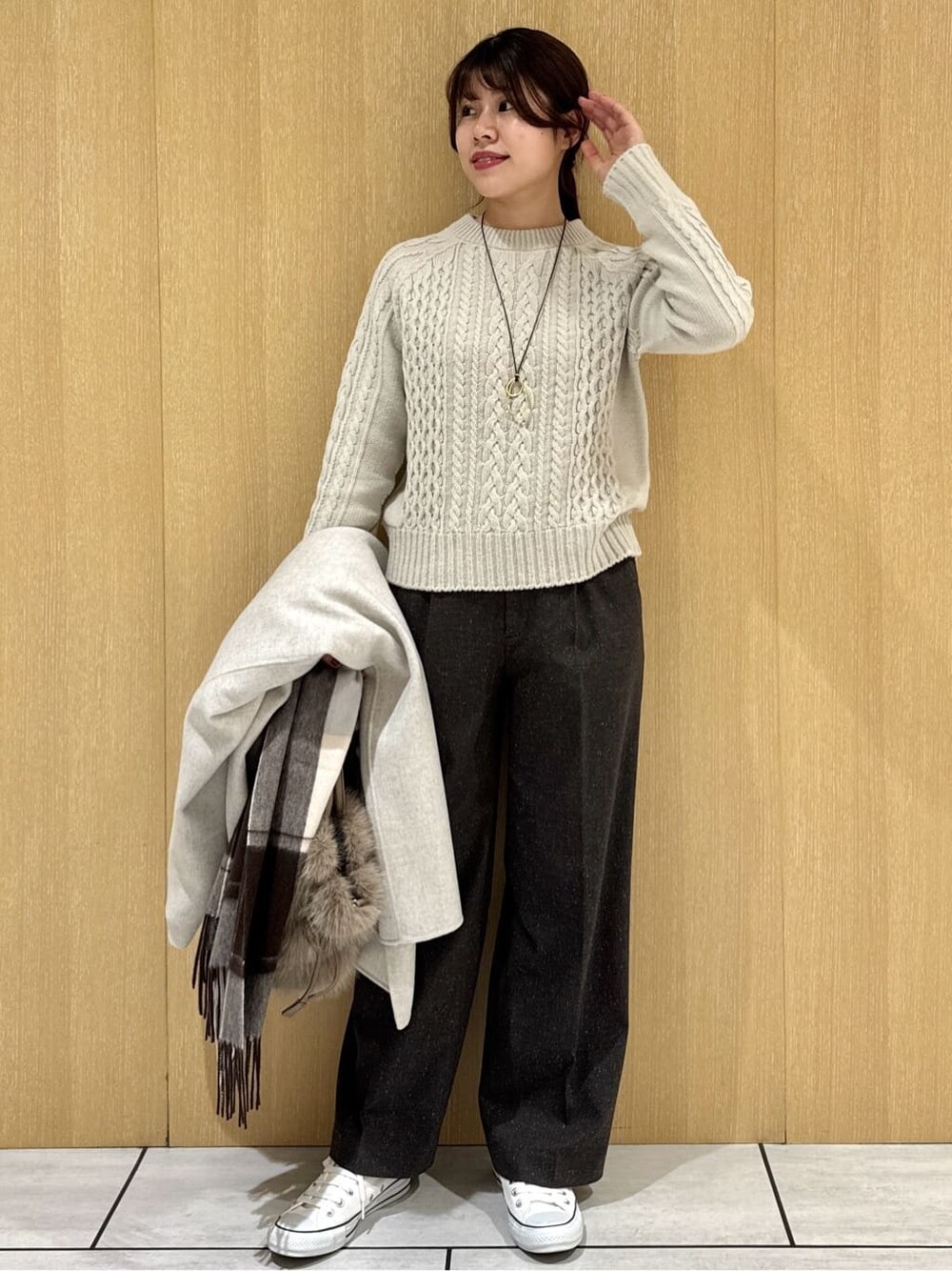 ベージュ系のニット/セーター、ブラウン系のその他パンツ、ベージュ系のチェスターコートを着用したレディースの冬コーディネートの7枚目の写真