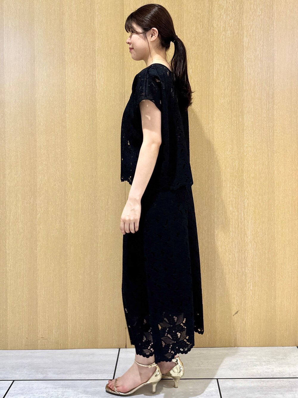 ブラック系のスカート、グレー系のその他パンツを着用したレディースの夏コーディネートの3枚目の写真