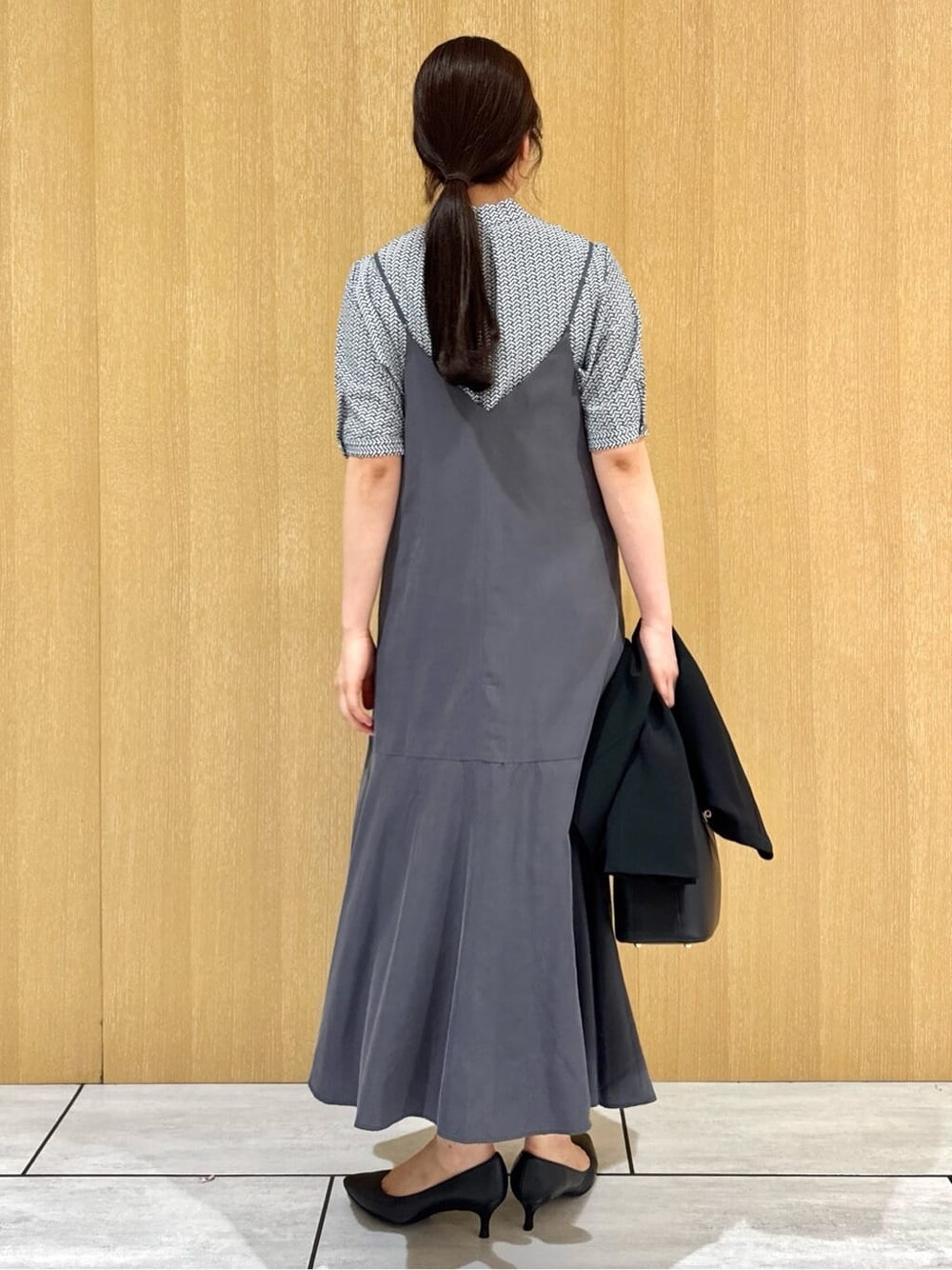 ブルー系のシャツ/ブラウス、グレー系のワンピース、ブラック系のノーカラージャケットを着用したレディースの夏コーディネートの4枚目の写真