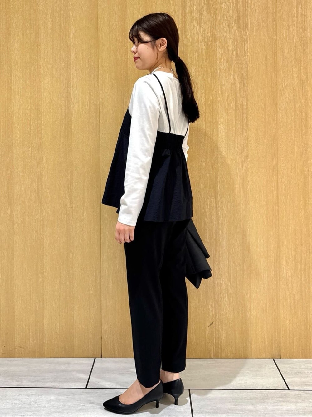 ブラック系のTシャツ/カットソー、ブラック系のその他パンツ、グレー系のテーラードジャケットを着用したレディースの冬コーディネートの3枚目の写真