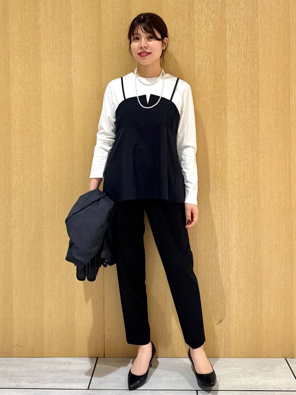 ブラック系のTシャツ/カットソー、ブラック系のその他パンツ、グレー系のテーラードジャケットを着用したレディースの冬コーディネートの10枚目の写真
