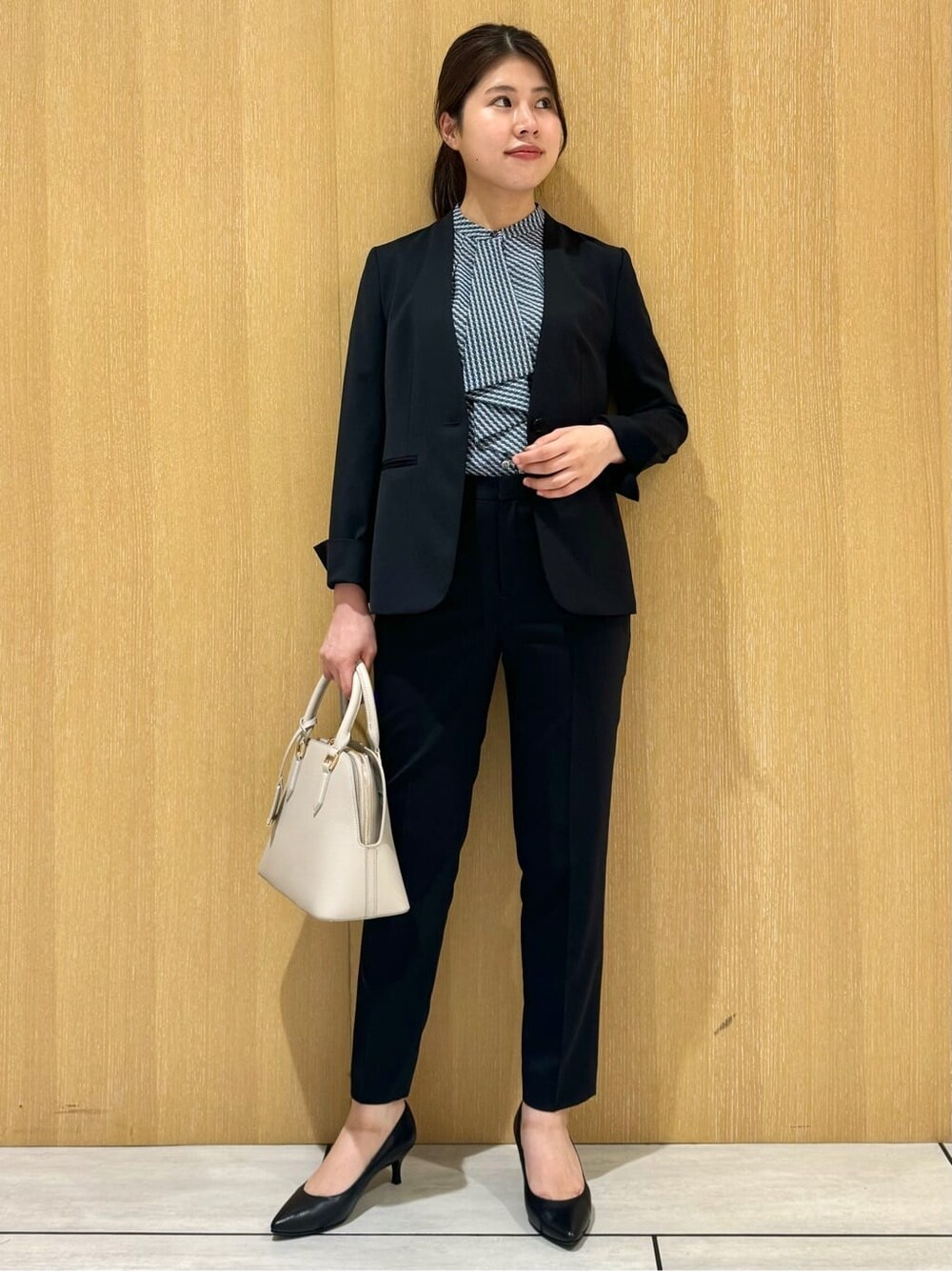 ブルー系のノーカラージャケット、ブルー系のその他パンツ、ブラック系のパンプスを着用したレディースの夏コーディネートの8枚目の写真