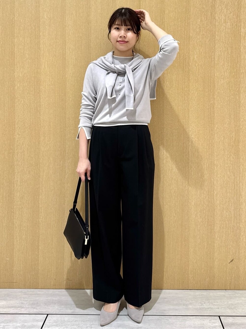 グレー系のカーディガン/ボレロ、グレー系のニット/セーター、ブラック系のその他パンツを着用したレディースの春コーディネートの10枚目の写真