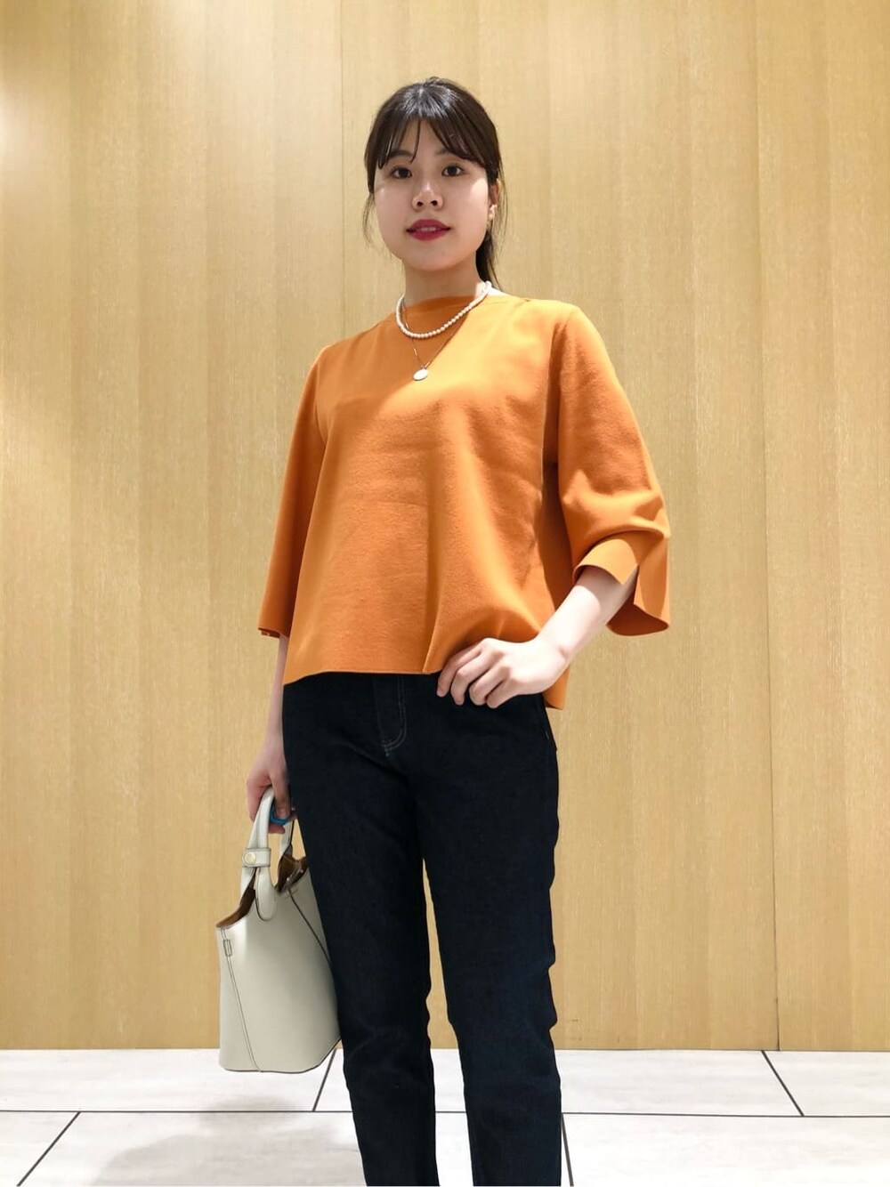 ブルー系のデニムパンツを着用したレディースの夏コーディネートの4枚目の写真