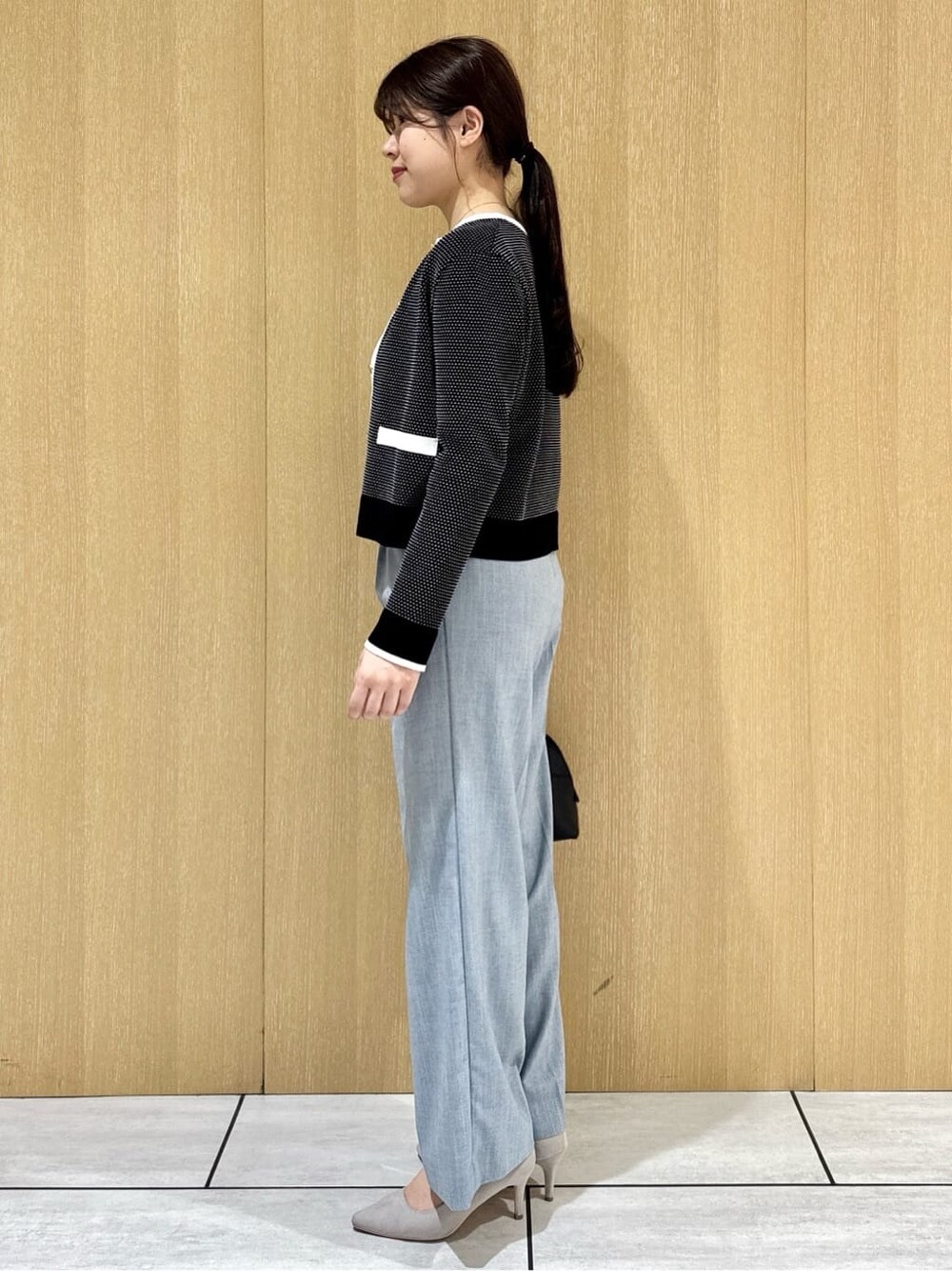 ブラック系のカーディガン/ボレロ、ブラック系のニット/セーター、ブルー系のその他パンツを着用したレディースの春コーディネートの2枚目の写真