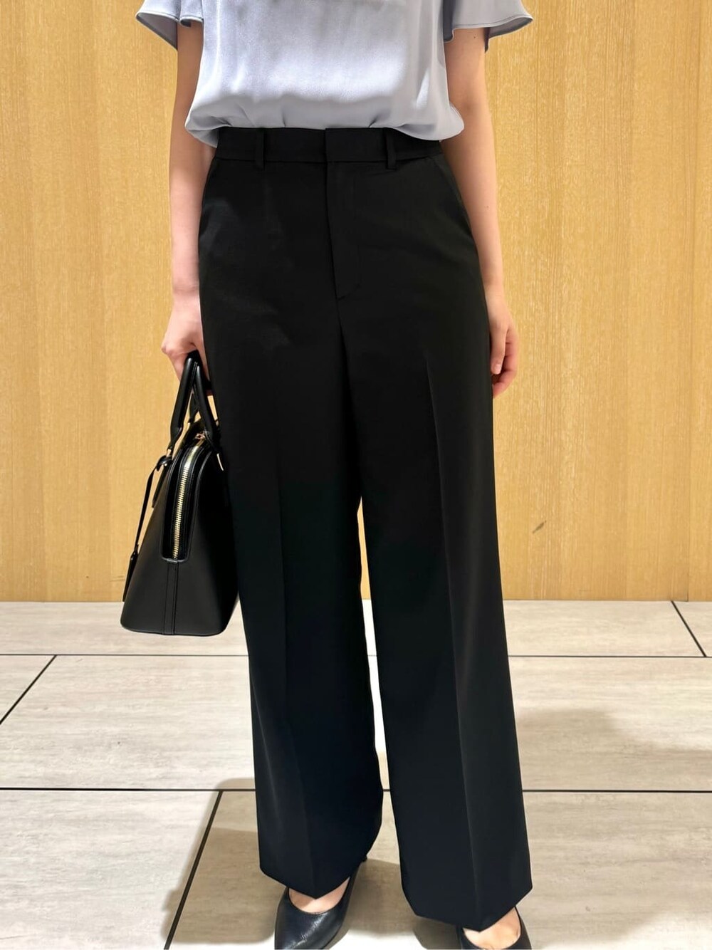 ブラック系のその他パンツ、ブラック系のパンプスを着用したレディースの夏コーディネートの8枚目の写真