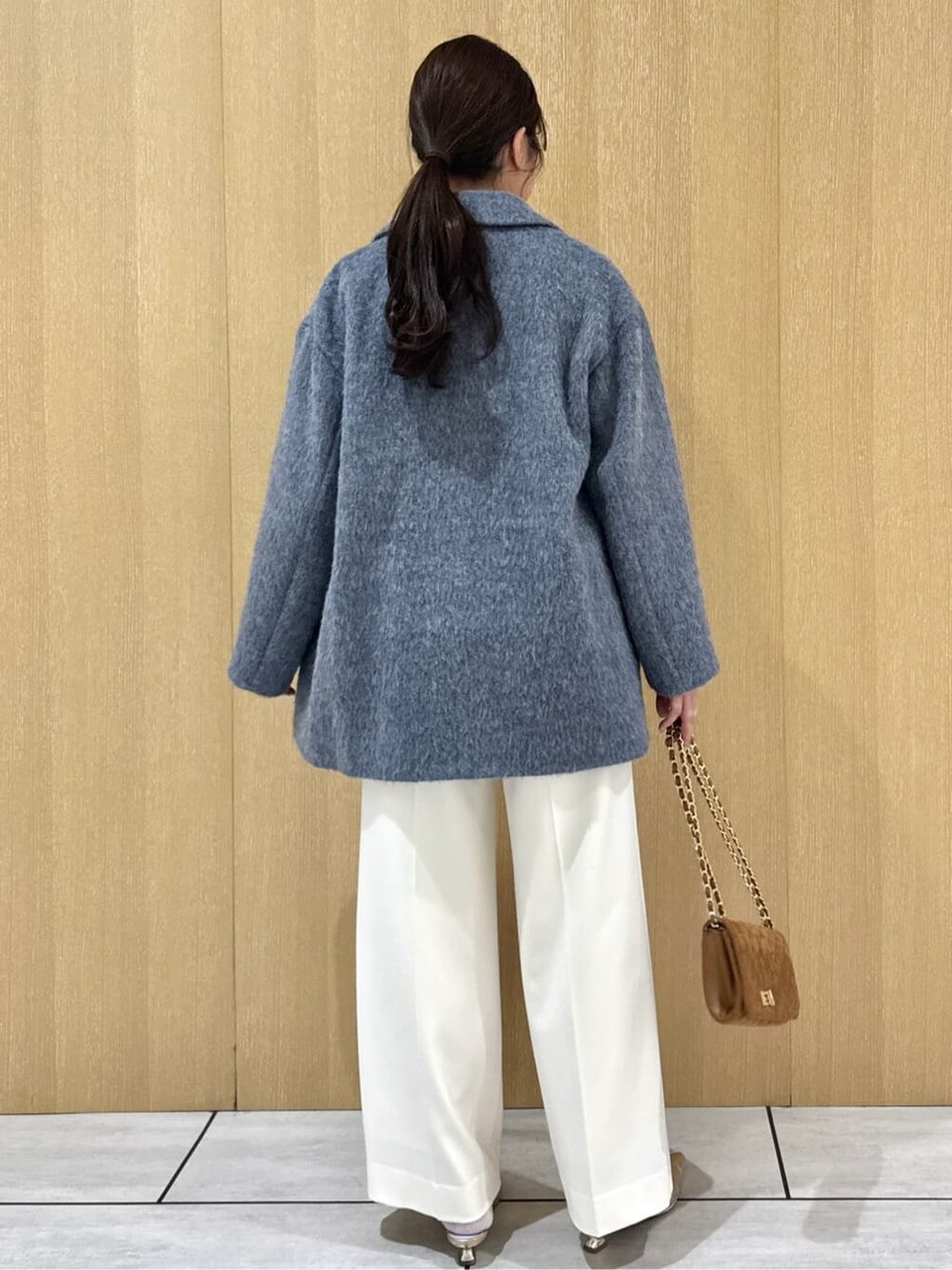 ブルー系のピーコート、ホワイト系のニット/セーター、ホワイト系のその他パンツを着用したレディースの冬コーディネートの3枚目の写真