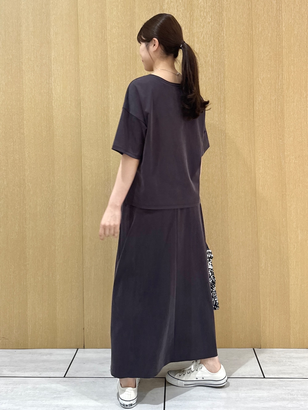 ブラウン系のTシャツ/カットソー、ブラウン系のスカートを着用したレディースの夏コーディネートの2枚目の写真