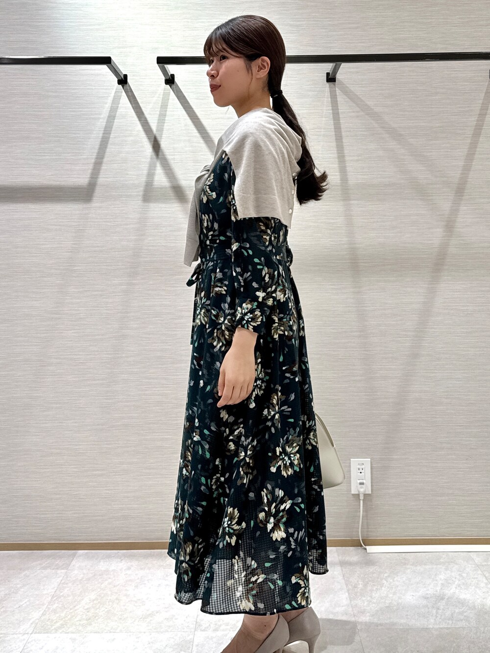 ベージュ系のカーディガン/ボレロを着用したレディースの夏コーディネートの3枚目の写真