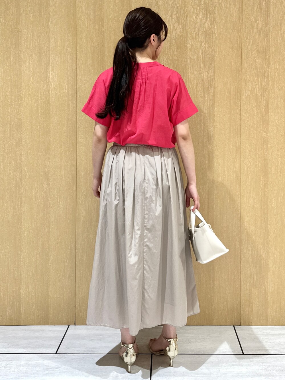 ホワイト系のトートバッグ、ベージュ系のスカート、ピンク系のシャツ/ブラウスを着用したレディースの春コーディネートの4枚目の写真