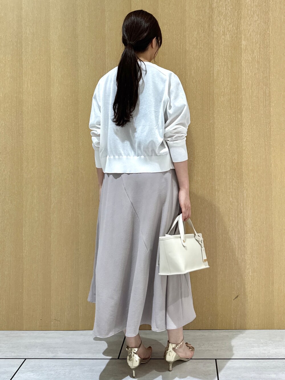 ベージュ系のシャツ/ブラウス、ホワイト系のカーディガン/ボレロを着用したレディースの秋コーディネートの9枚目の写真