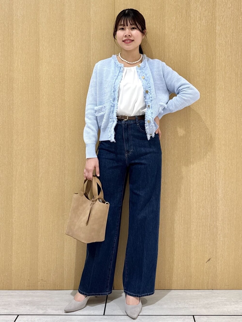 ベージュ系のトートバッグ、ブルー系のデニムパンツ、ホワイト系のシャツ/ブラウスを着用したレディースの春コーディネートの9枚目の写真