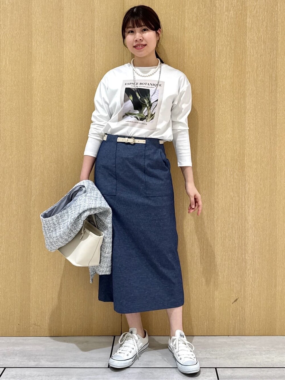 ホワイト系のTシャツ/カットソー、ブルー系のスカート、グレー系のブルゾンを着用したレディースの春コーディネートの10枚目の写真