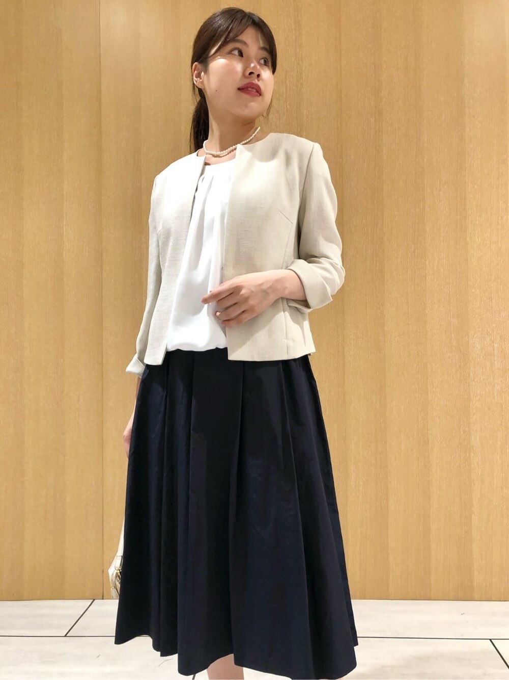 ホワイト系のシャツ/ブラウスを着用したレディースの夏コーディネートの5枚目の写真