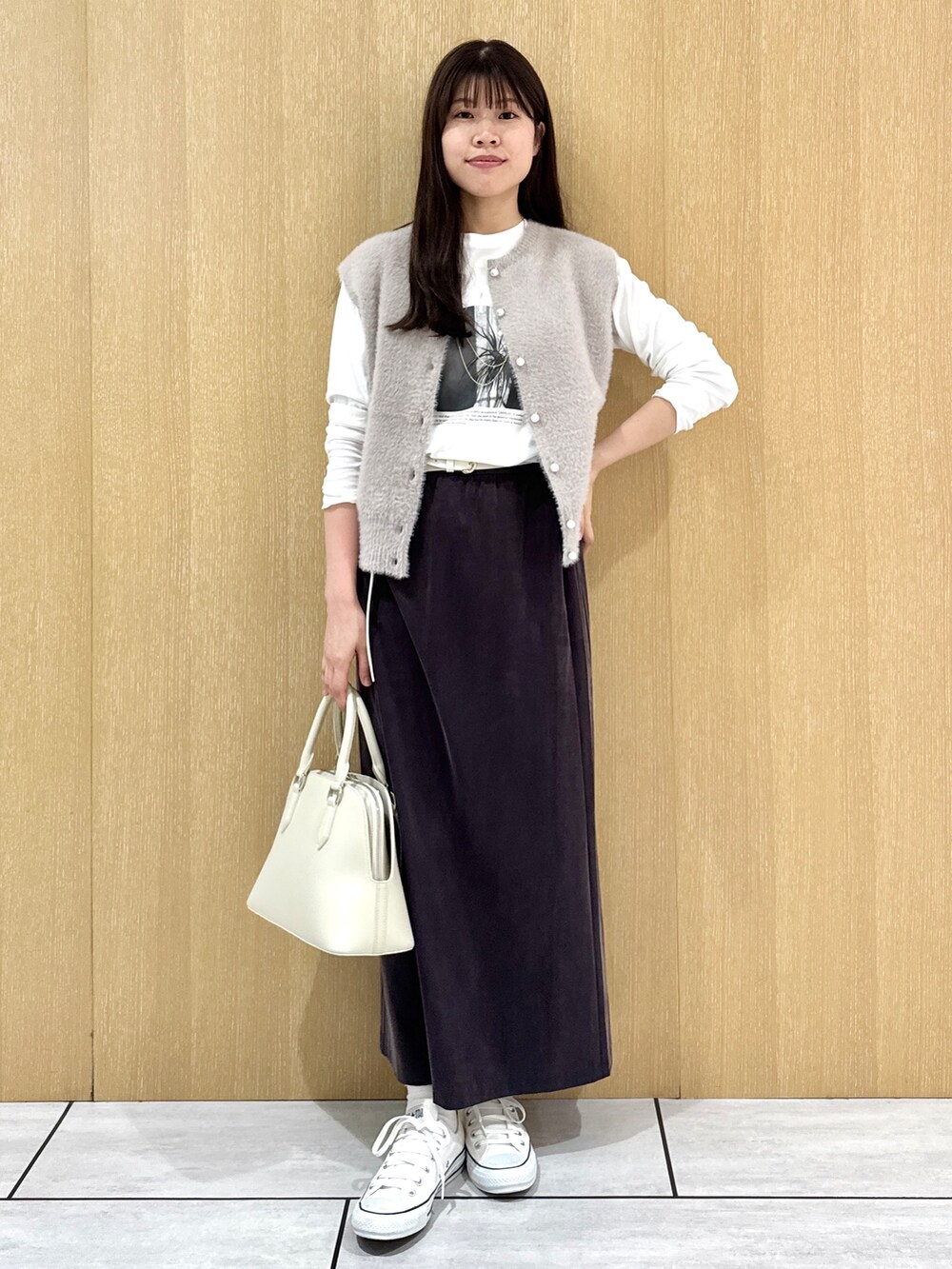 ベージュ系のカーディガン/ボレロ、ホワイト系のTシャツ/カットソー、ブラウン系のスカートを着用したレディースの秋コーディネートの9枚目の写真