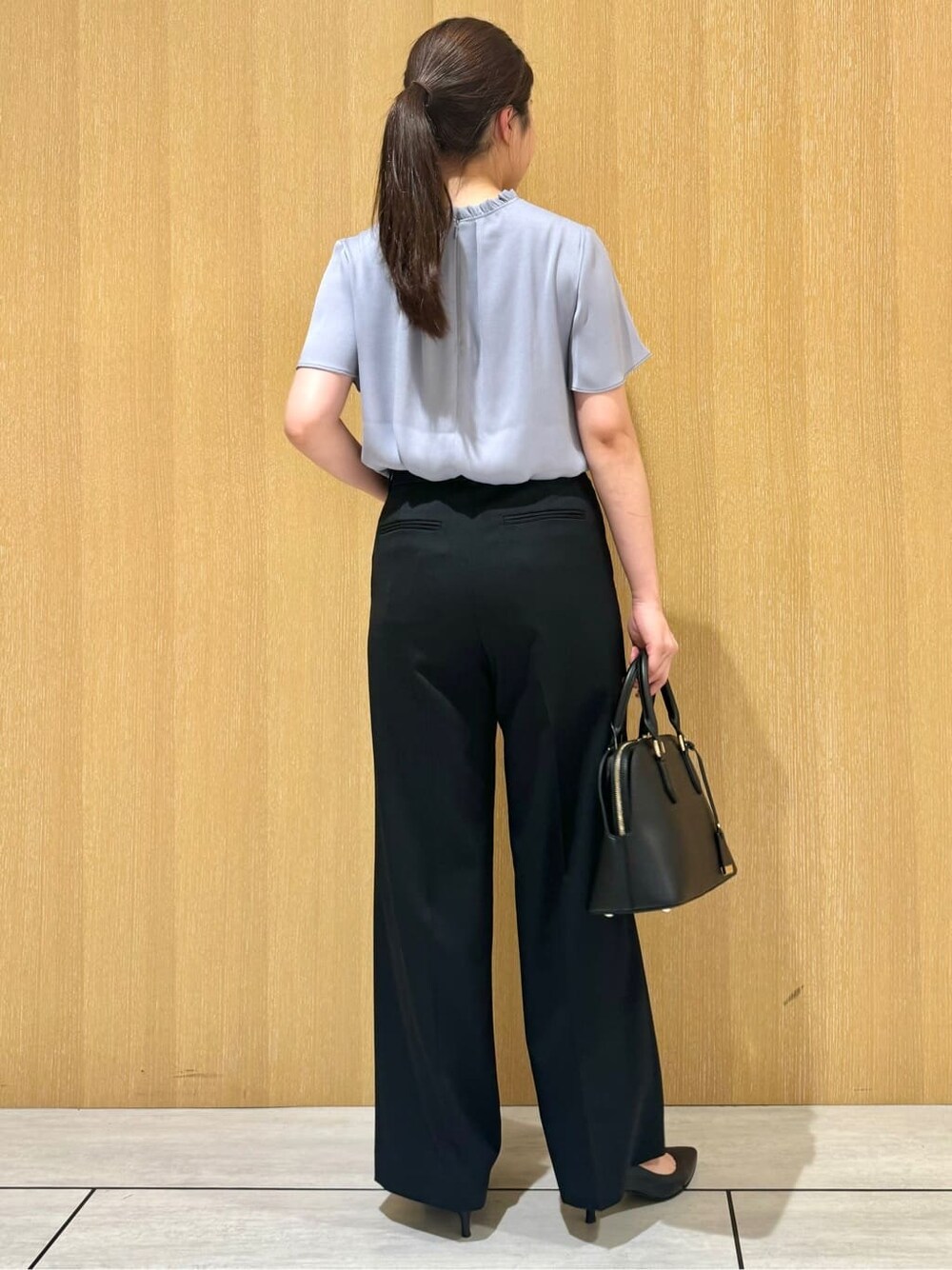 ブラック系のその他パンツ、ブラック系のパンプスを着用したレディースの夏コーディネートの5枚目の写真
