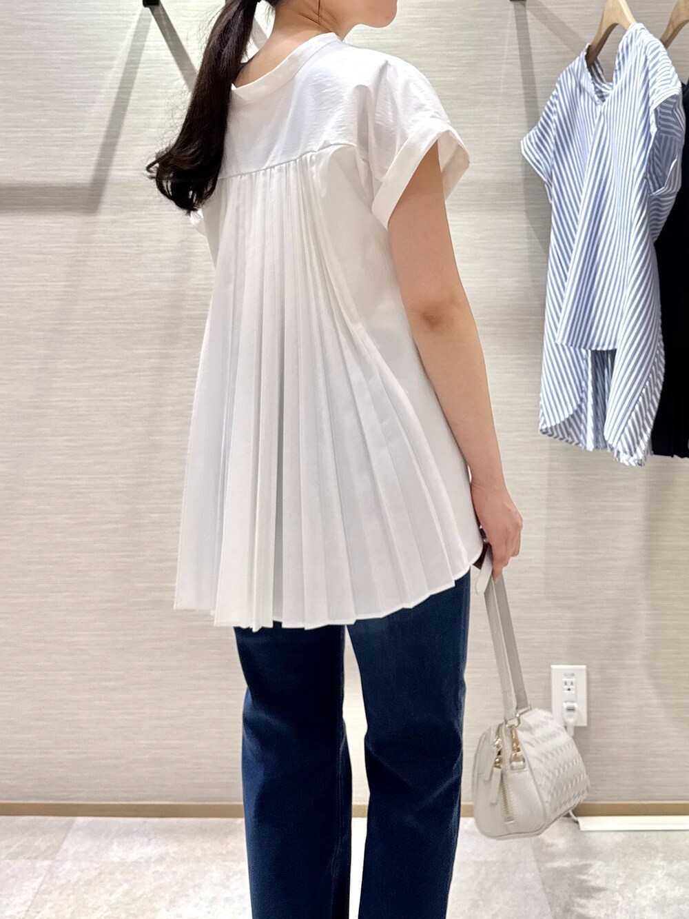 ホワイト系のシャツ/ブラウス、ブルー系のデニムパンツを着用したレディースの夏コーディネートの5枚目の写真