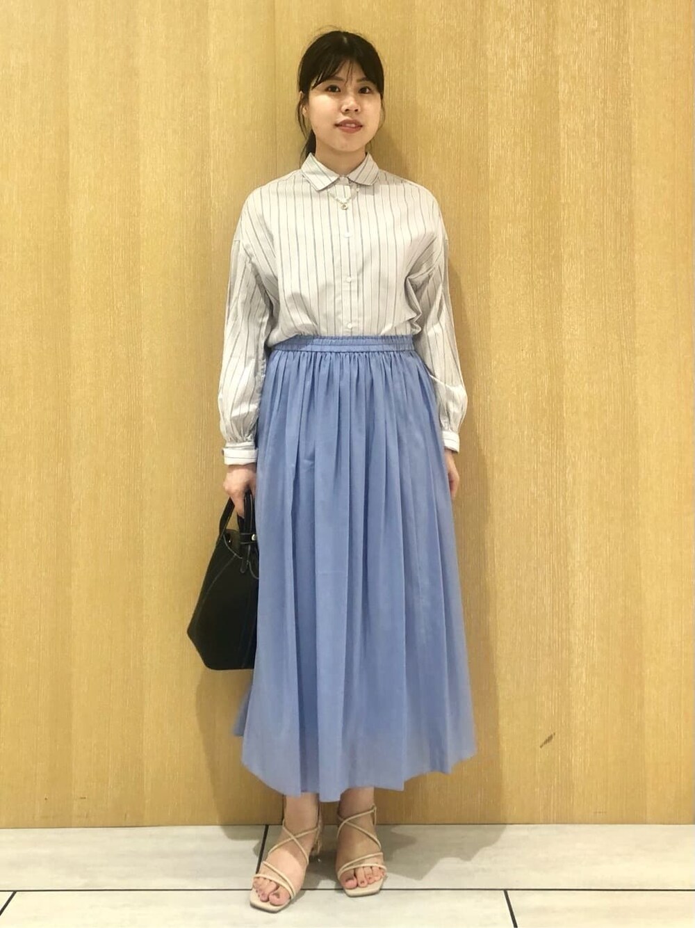 グレー系のシャツ/ブラウスを着用したレディースの夏コーディネートの6枚目の写真