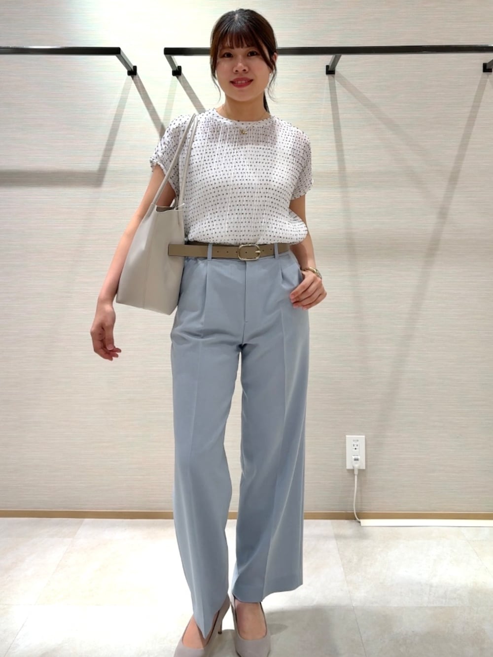 ホワイト系のシャツ/ブラウス、ブルー系のその他パンツ、ホワイト系のタンクトップを着用したレディースの秋コーディネートの7枚目の写真