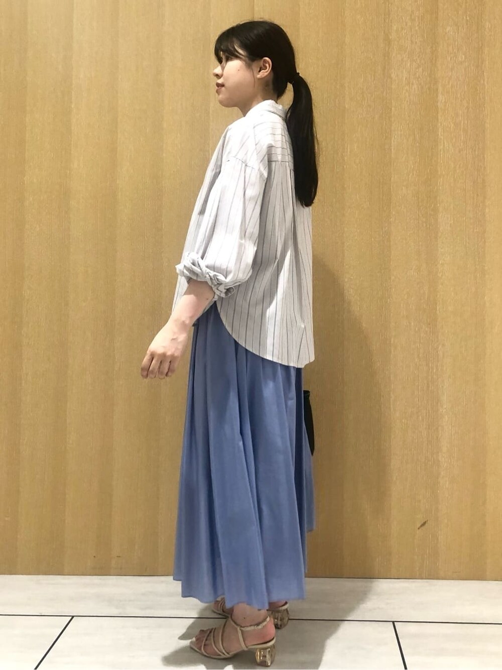 グレー系のシャツ/ブラウスを着用したレディースの夏コーディネートの2枚目の写真