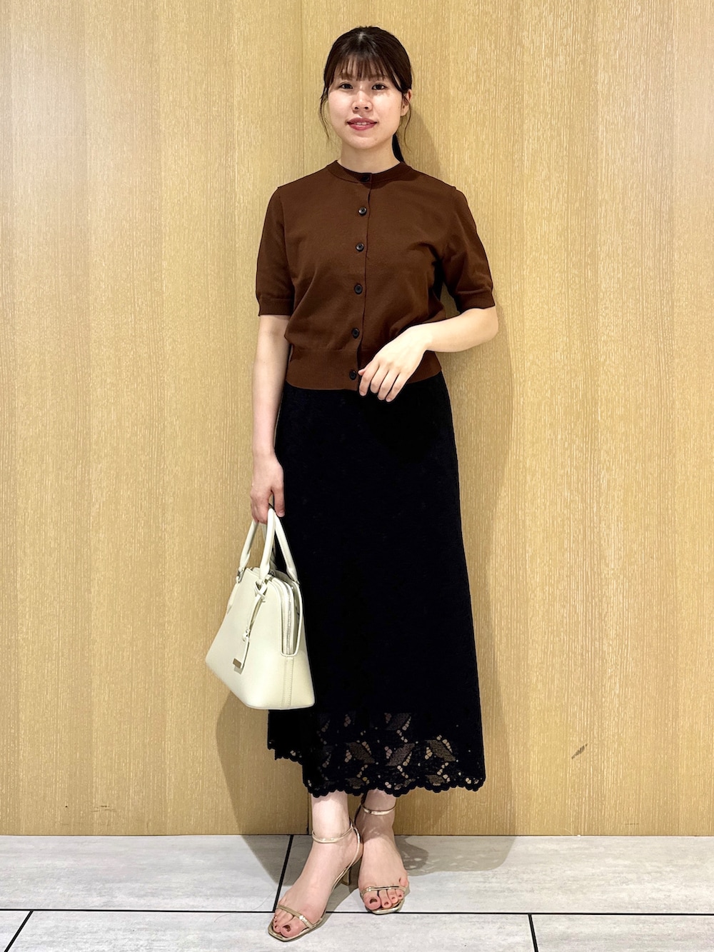 ブラック系のシャツ/ブラウス、グレー系のその他パンツ、ブラウン系のカーディガン/ボレロを着用したレディースの秋コーディネートの8枚目の写真