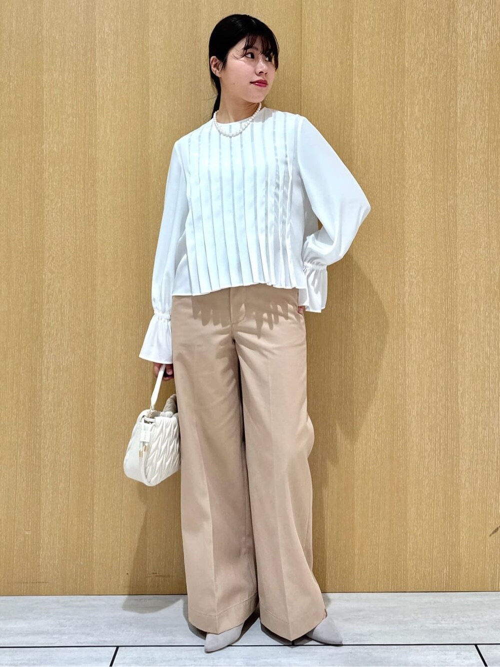 ホワイト系のシャツ/ブラウス、ベージュ系のその他パンツを着用したレディースの春コーディネートの7枚目の写真