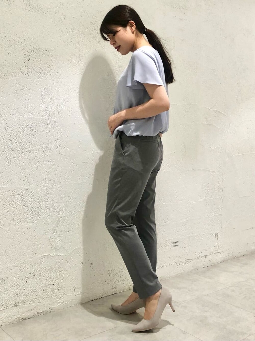 ブルー系のシャツ/ブラウス、グレー系のその他パンツ、グレー系のテーラードジャケットを着用したレディースの夏コーディネートの3枚目の写真