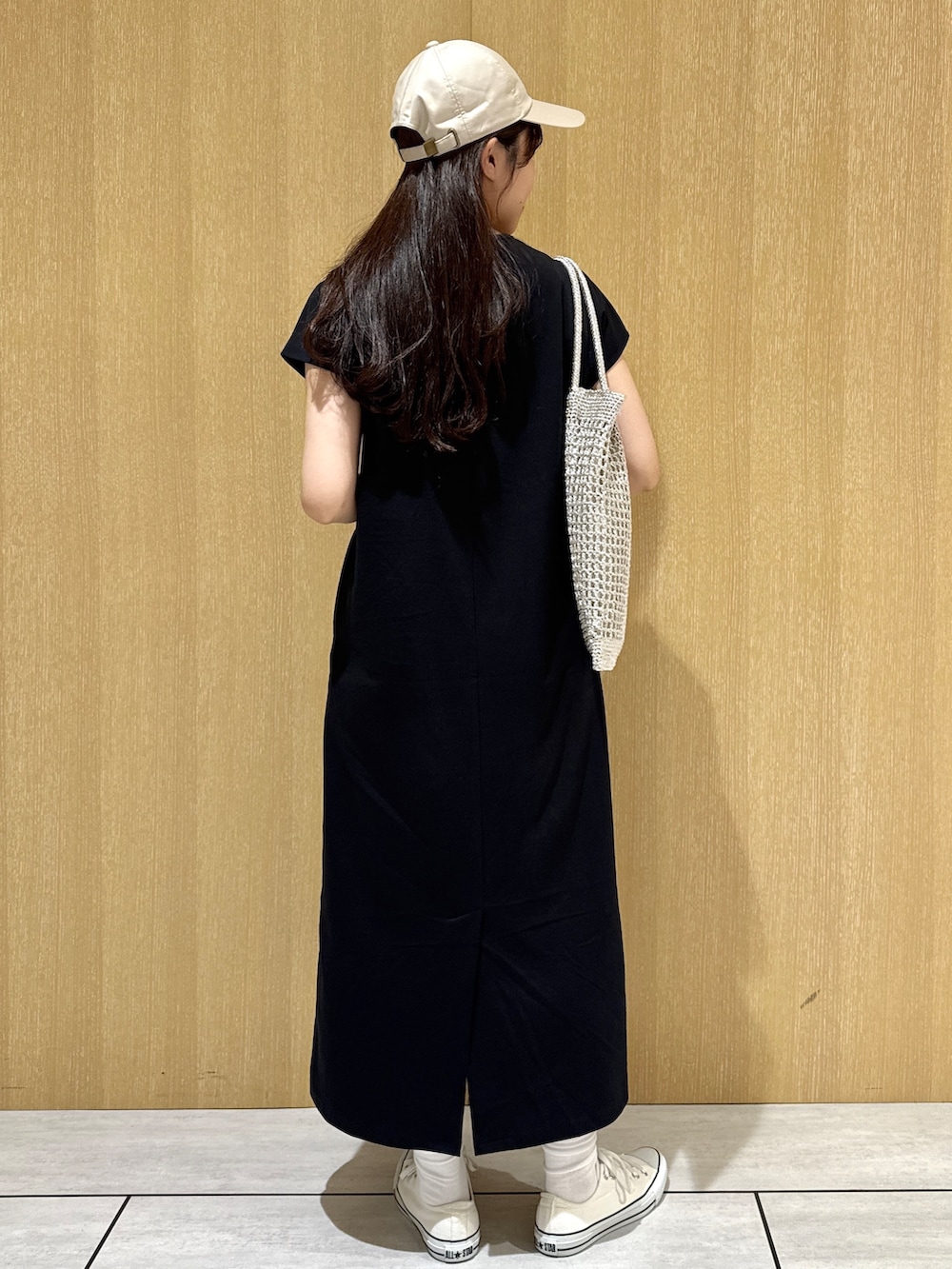 ブラック系のワンピース、ベージュ系のノーカラージャケットを着用したレディースの夏コーディネートの4枚目の写真