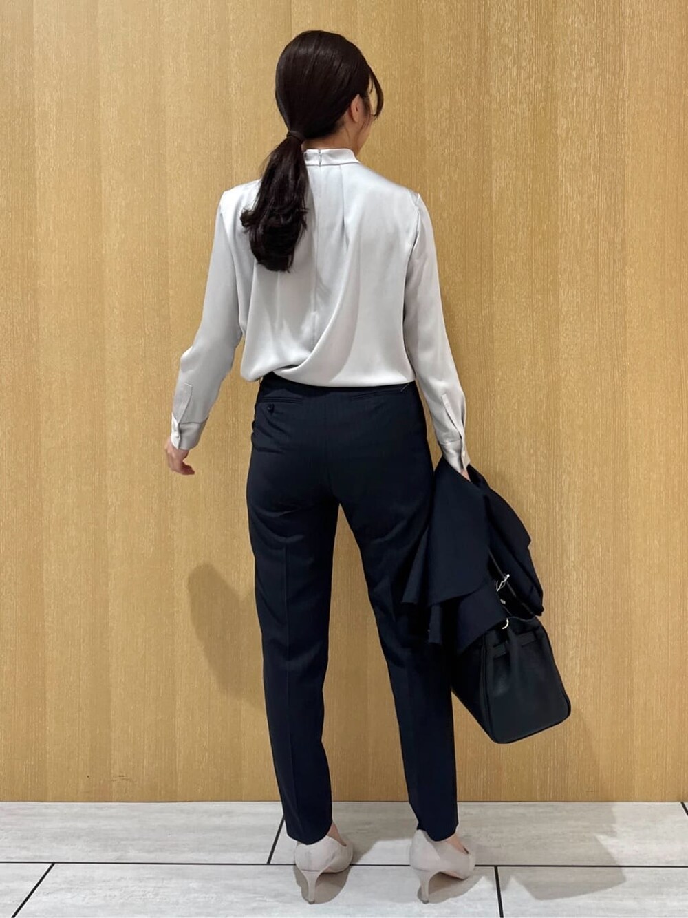 グレー系のシャツ/ブラウス、ブルー系のその他パンツ、ブルー系のテーラードジャケットを着用したレディースの秋コーディネートの3枚目の写真
