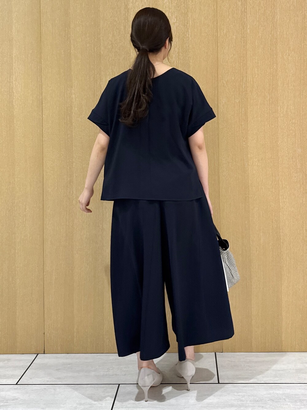 ホワイト系のカーディガン/ボレロ、ブルー系のシャツ/ブラウス、ブルー系のその他パンツを着用したレディースの夏コーディネートの3枚目の写真