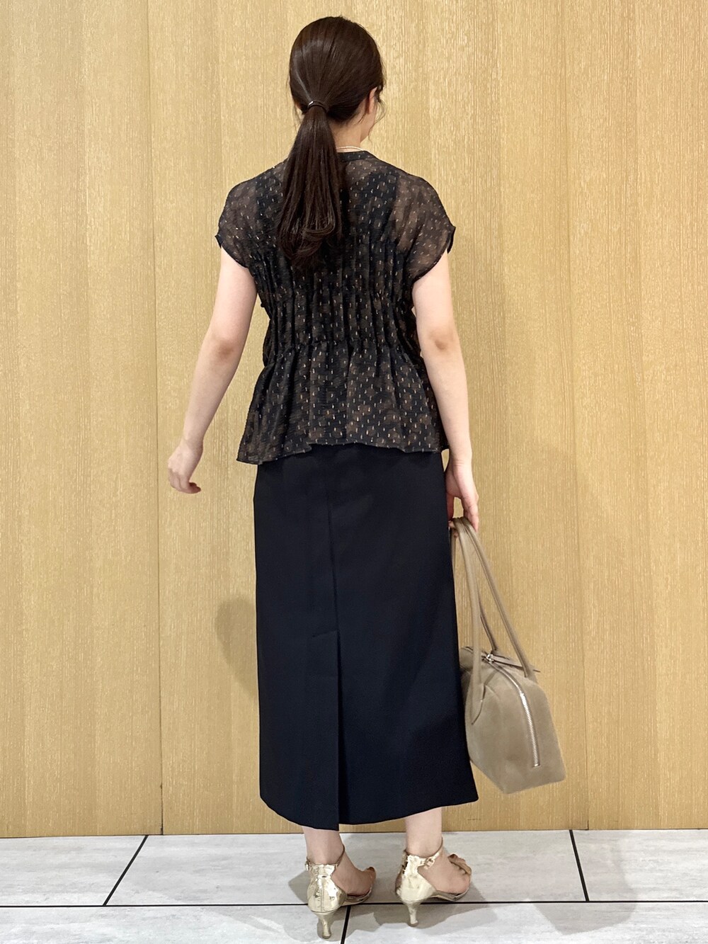ブラウン系のシャツ/ブラウス、ブラック系のタンクトップ、ブラック系のスカートを着用したレディースの夏コーディネートの4枚目の写真